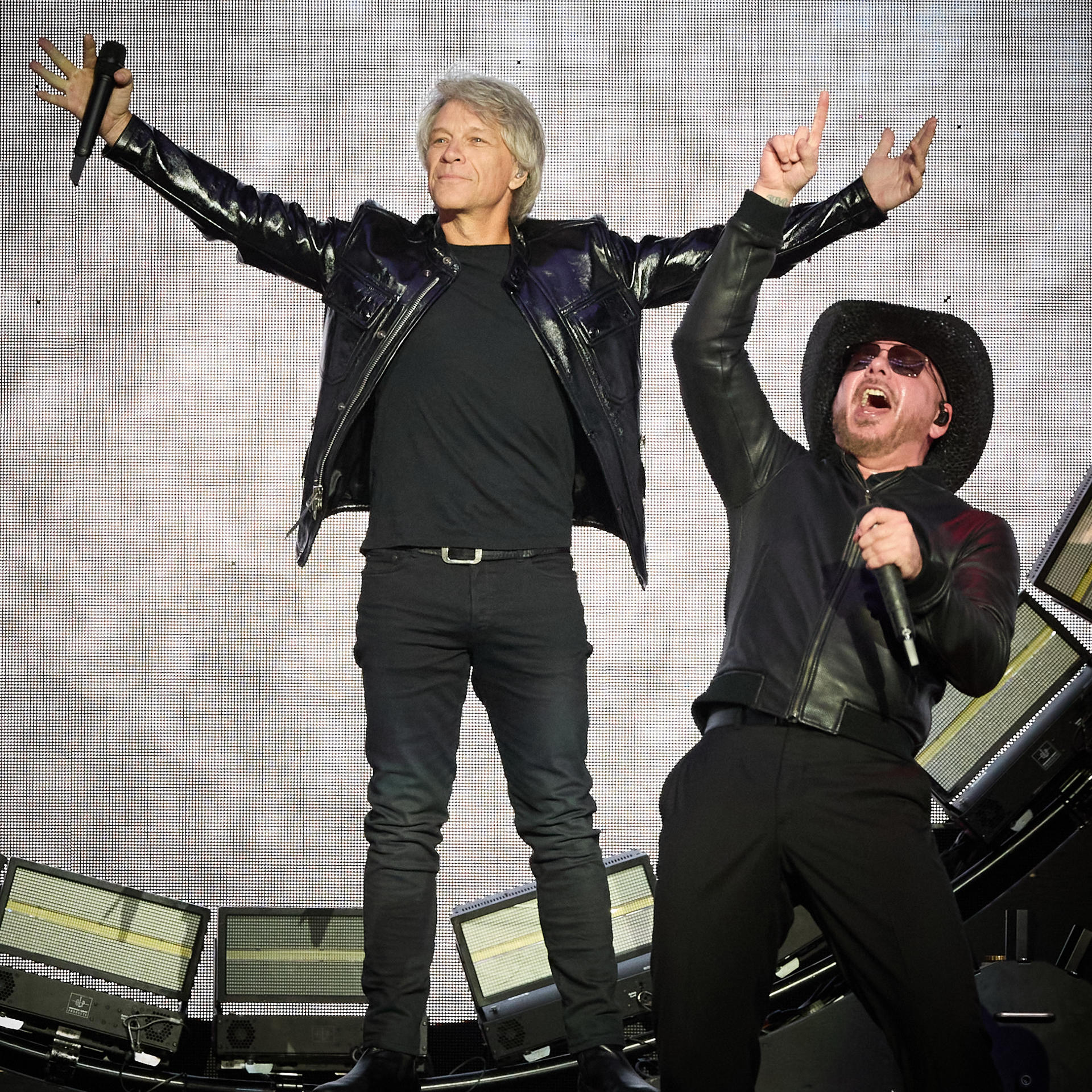 Fotografía del 12 de septiembre de 2024 cedida por David Bergman donde aparecen los artistas Jon Bon Jovi (i) y Pitbull durante un concierto de la gira 'Party After Dark Tour' de Pitbull, celebrado en el Teatro Jones Beach en Wantagh, Nueva York (EE.UU). EFE/David Bergman /SOLO USO EDITORIAL /NO VENTAS /SOLO DISPONIBLE PARA ILUSTRAR LA NOTICIA QUE ACOMPAÑA /CRÉDITO OBLIGATORIO
