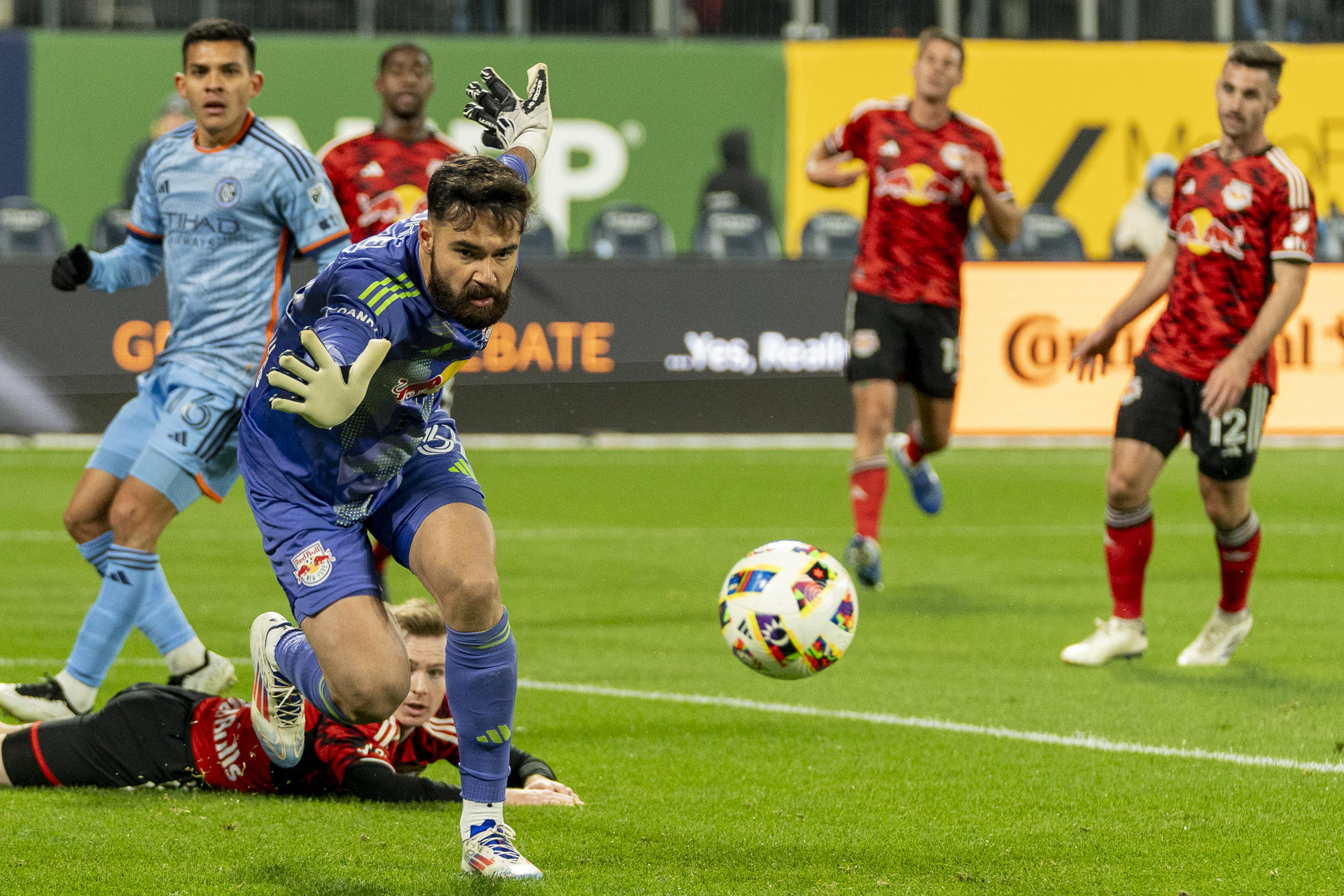 El portero paraguayo Carlos Coronel levantó un muro frente a su portería que ayudó a Red Bulls a clasificarse este sábado a la final de la  Conferencia Este de la MLS. EFE/ Ángel Colmenares
