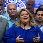 La gobernadora electa Jenniffer González (c), ofrece declaraciones en compañía de su esposo José Jovín Vargas (d) en San Juan (Puerto Rico). EFE/ Enid M. Salgado Mercado