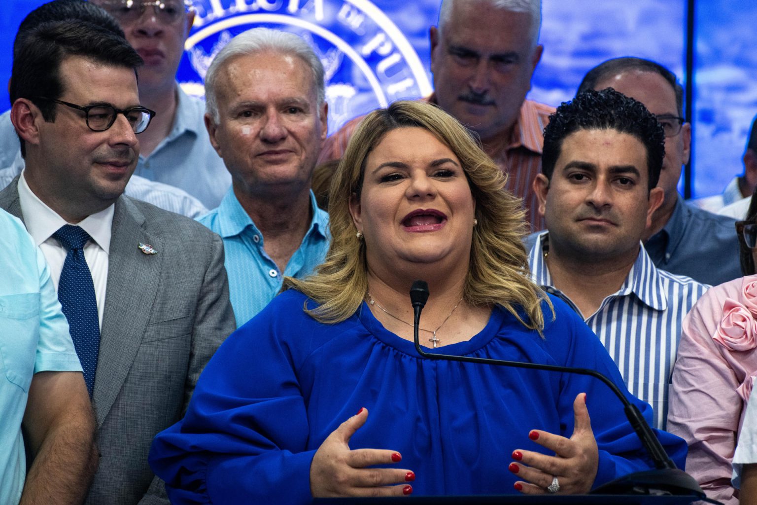 La gobernadora electa Jenniffer González (c), ofrece declaraciones en compañía de su esposo José Jovín Vargas (d) en San Juan (Puerto Rico). EFE/ Enid M. Salgado Mercado