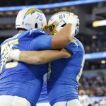 Bradley Bozeman (i) y Will Dissly, de Los Angeles Chargers, celebran después de un 'touchdown' ante los Cincinnati Bengals. EFE/EPA/CAROLINE BREHMAN