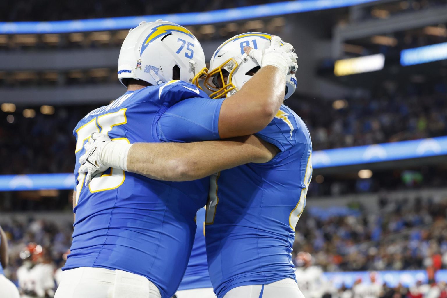 Bradley Bozeman (i) y Will Dissly, de Los Angeles Chargers, celebran después de un 'touchdown' ante los Cincinnati Bengals. EFE/EPA/CAROLINE BREHMAN