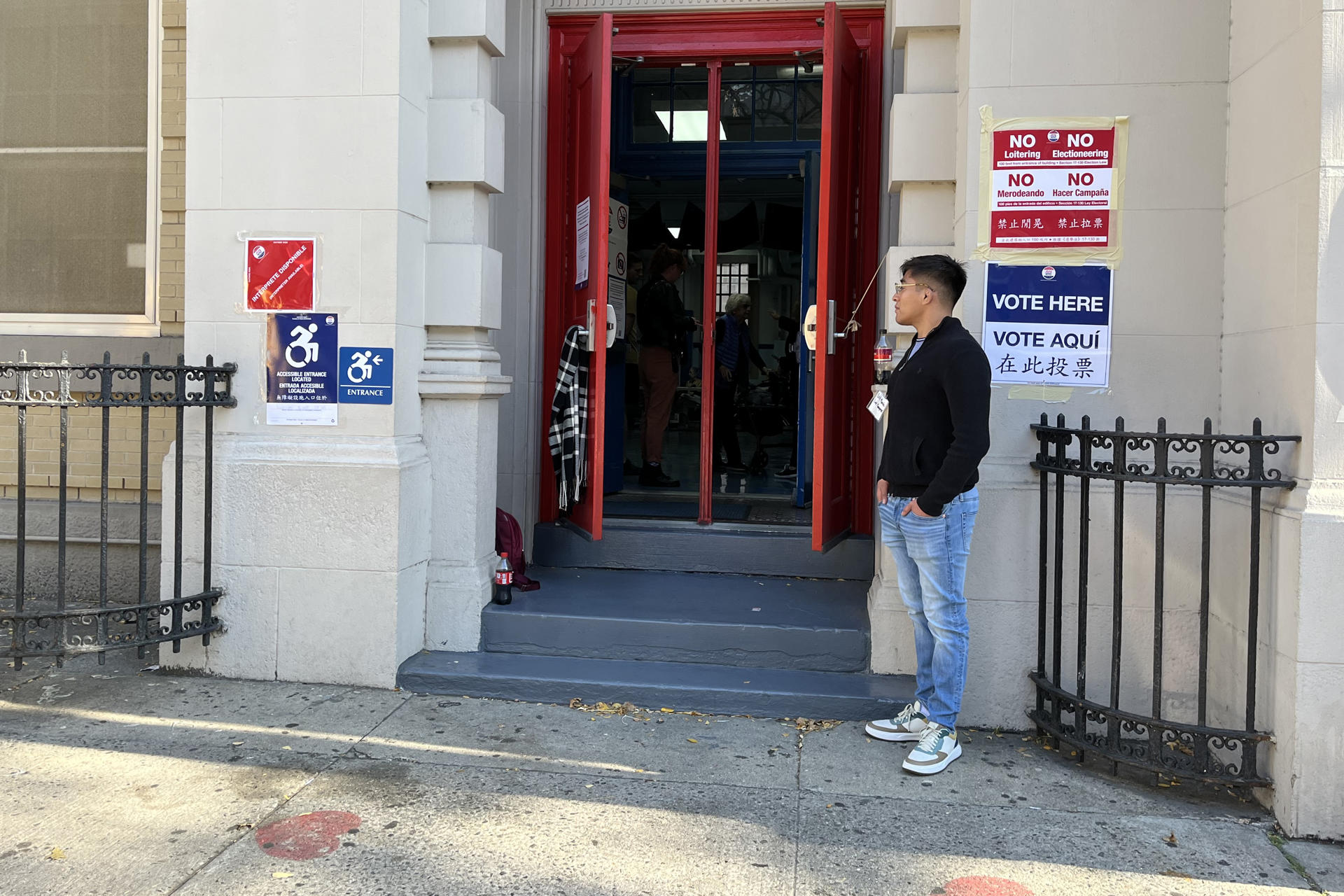 Una persona espera en la puerta de un centro de votación en el Upper East Side este martes, en Nueva York (Estados Unidos). EFE/ Andrea Concepción Gallego
