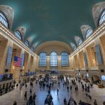 Unas personas caminan en el interior de la terminal de metro el 14 de noviembre de 2024 en la estación Gran Central en Nueva York (Estados Unidos). EFE/Ángel Colmenares