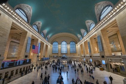 Unas personas caminan en el interior de la terminal de metro el 14 de noviembre de 2024 en la estación Gran Central en Nueva York (Estados Unidos). EFE/Ángel Colmenares