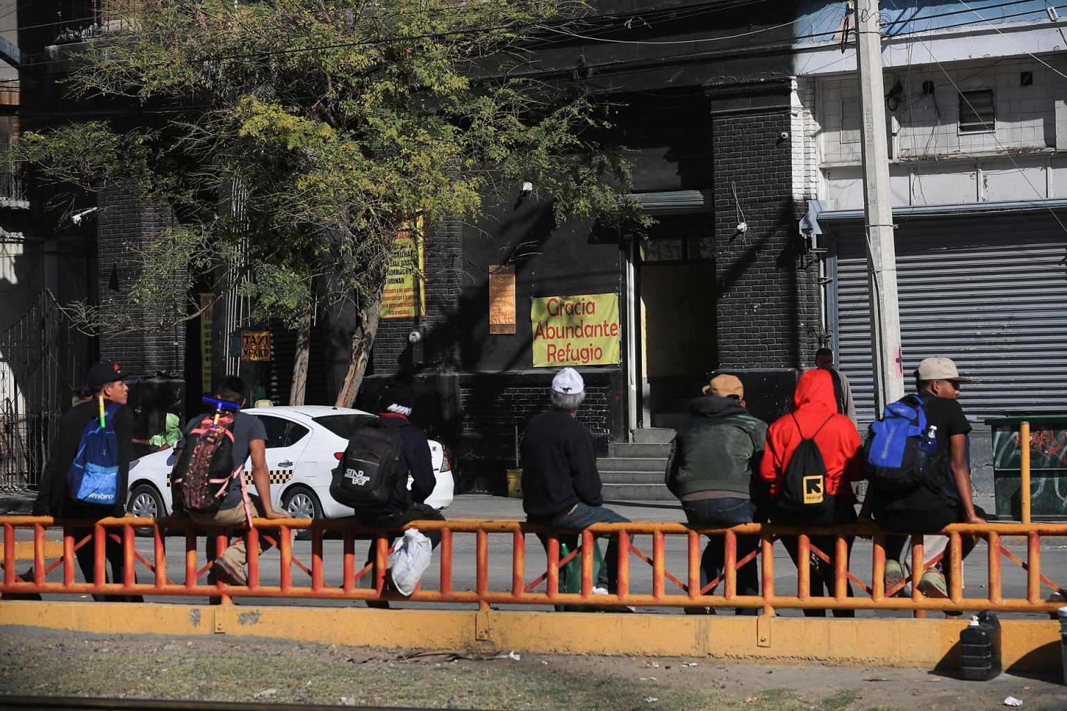 Fotografía del 23 de noviembre de 2024 que muestra a migrantes esperando afuera de un refugio para poder cruzar la frontera hacia Estados Unidos, en Ciudad Juárez, estado de Chihuahua (México). EFE/ Luis Torres