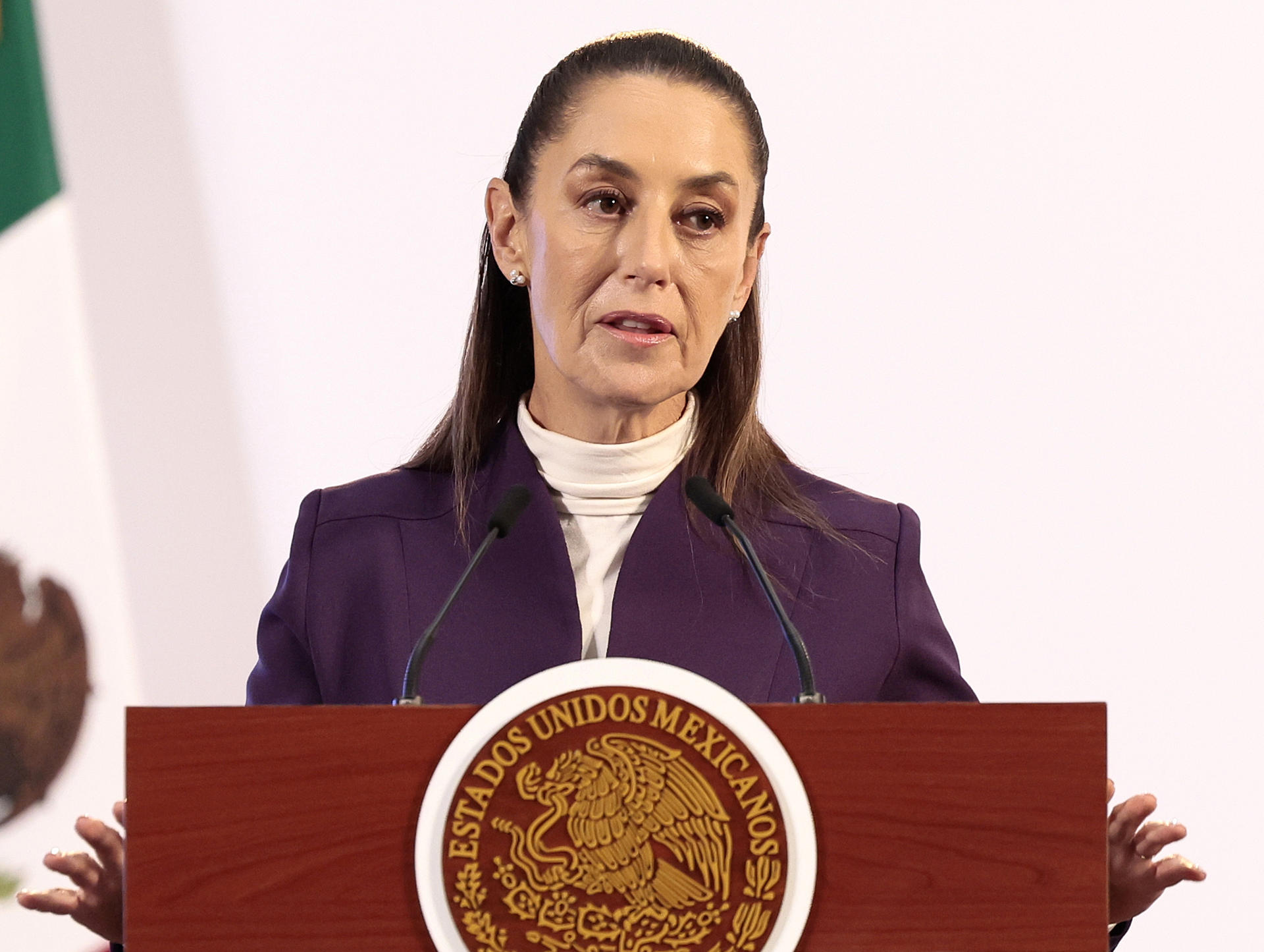 La presidenta de México, Claudia Sheinbaum, participa durante su conferencia de prensa matutina este lunes, en Palacio Nacional de Ciudad de México (México). EFE/José Méndez
