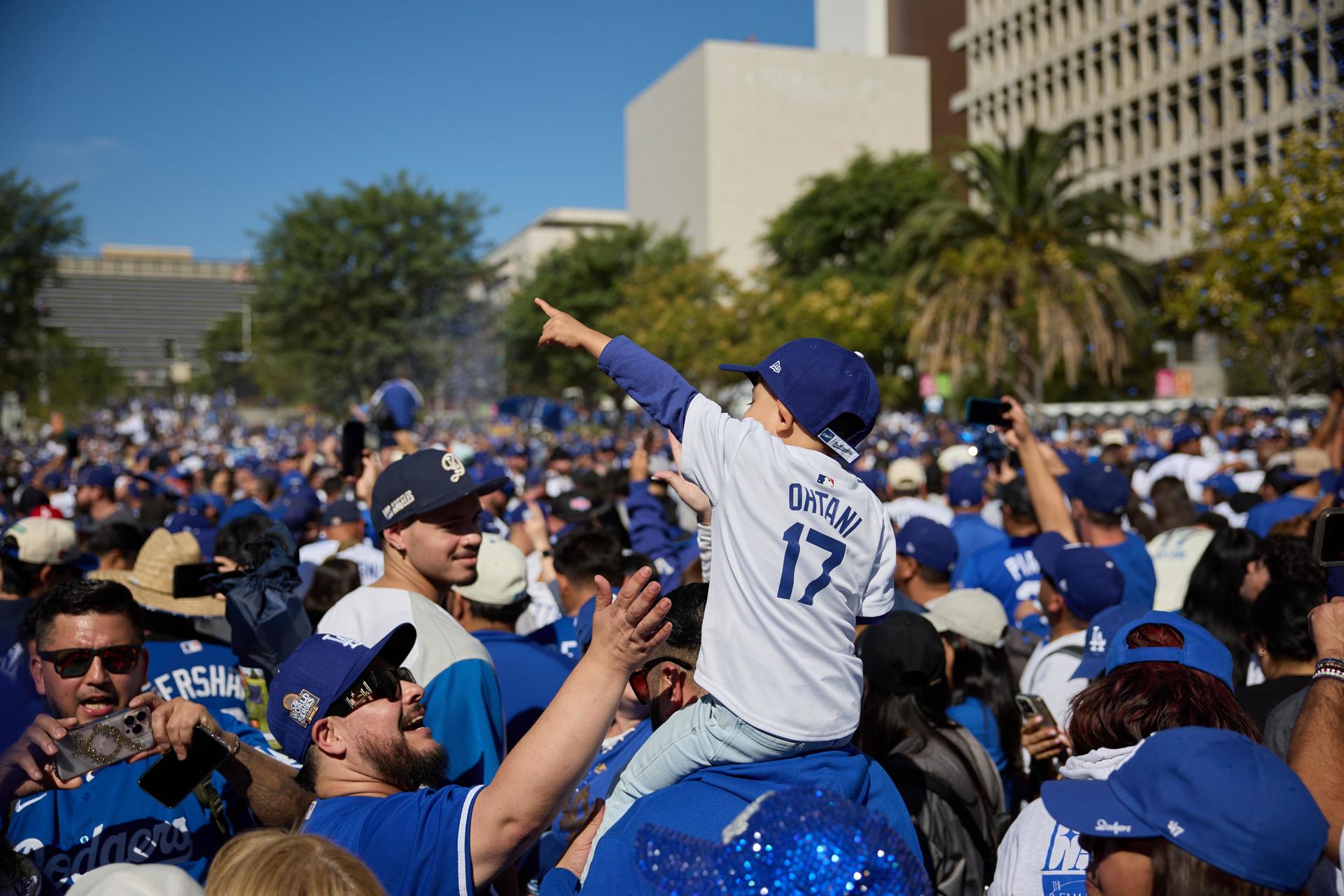 Los Dodgers de Los Angeles celebran el título de la Serie Mundial con su fanaticada en Los Angeles, California (EEUU). EFE/ALLISON DINNER
