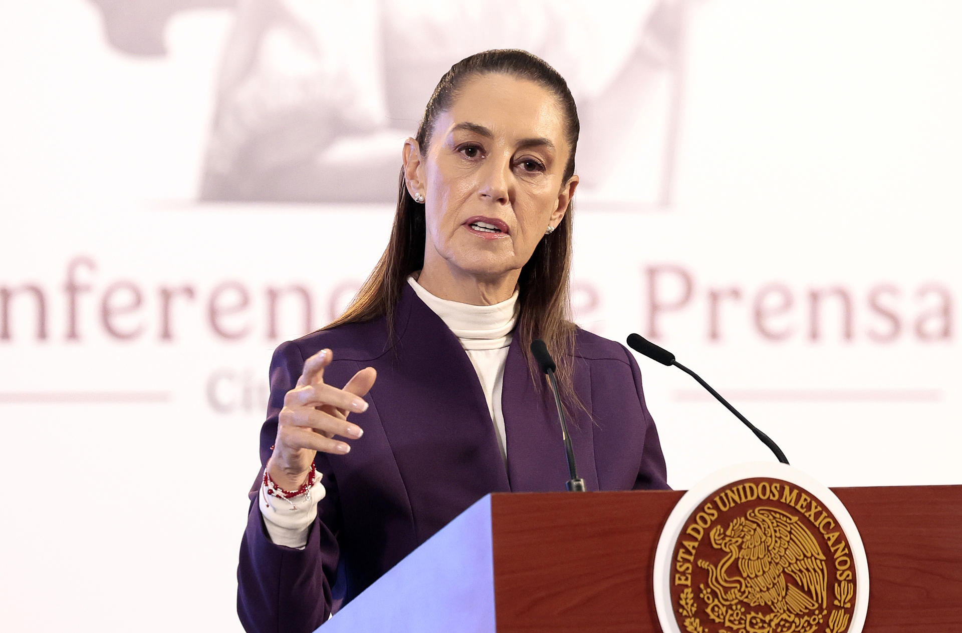 La presidenta de México, Claudia Sheinbaum, participa durante su conferencia de prensa matutina este lunes, en Palacio Nacional de Ciudad de México (México). EFE/José Méndez
