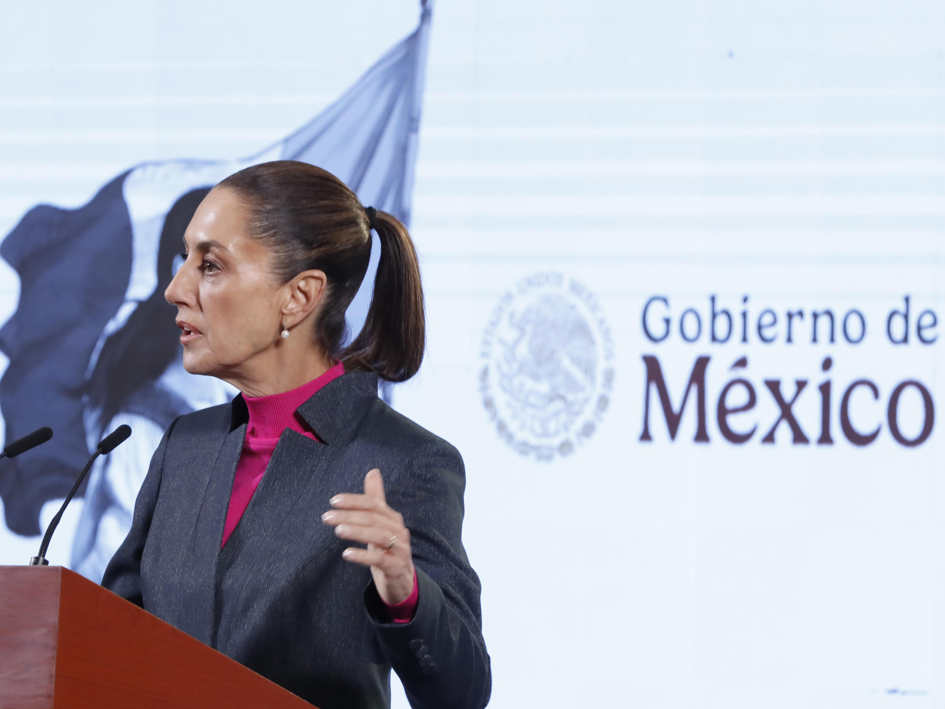 La presidenta de México, Claudia Sheinbaum, habla durante una rueda de prensa en Palacio Nacional este viernes, en Ciudad de México (México). EFE/ Mario Guzmán
