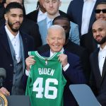 El presidente de Estados Unidos, Joe Biden, posa con una camiseta de los Boston Celtics con su nombre, junto a los jugadores Jayson Tatum (i) y Derrick White (d), este jueves en la Casa Blanca en Washington (Estados Unidos). EFE/ Octavio Guzmán