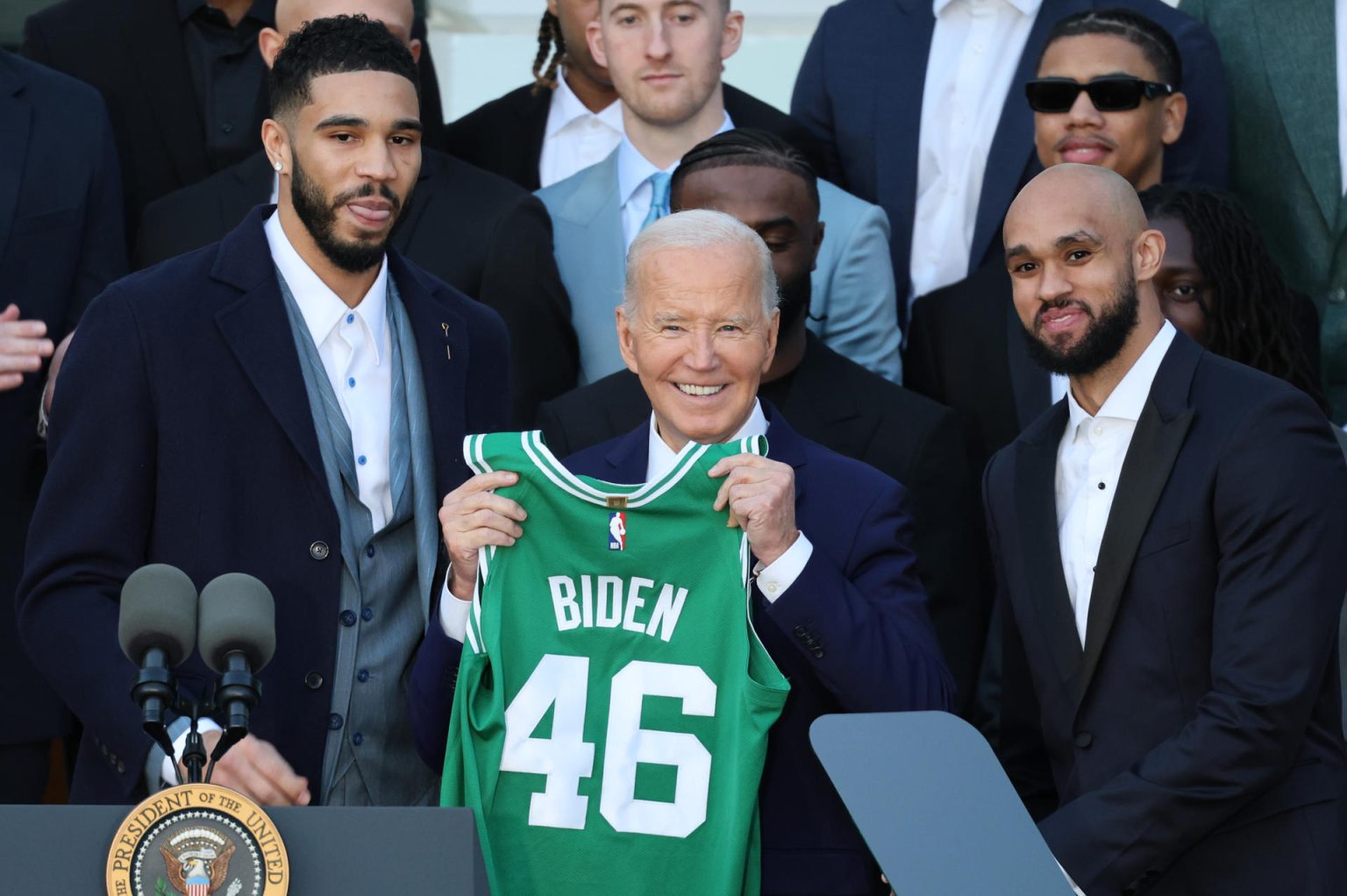 El presidente de Estados Unidos, Joe Biden, posa con una camiseta de los Boston Celtics con su nombre, junto a los jugadores Jayson Tatum (i) y Derrick White (d), este jueves en la Casa Blanca en Washington (Estados Unidos). EFE/ Octavio Guzmán