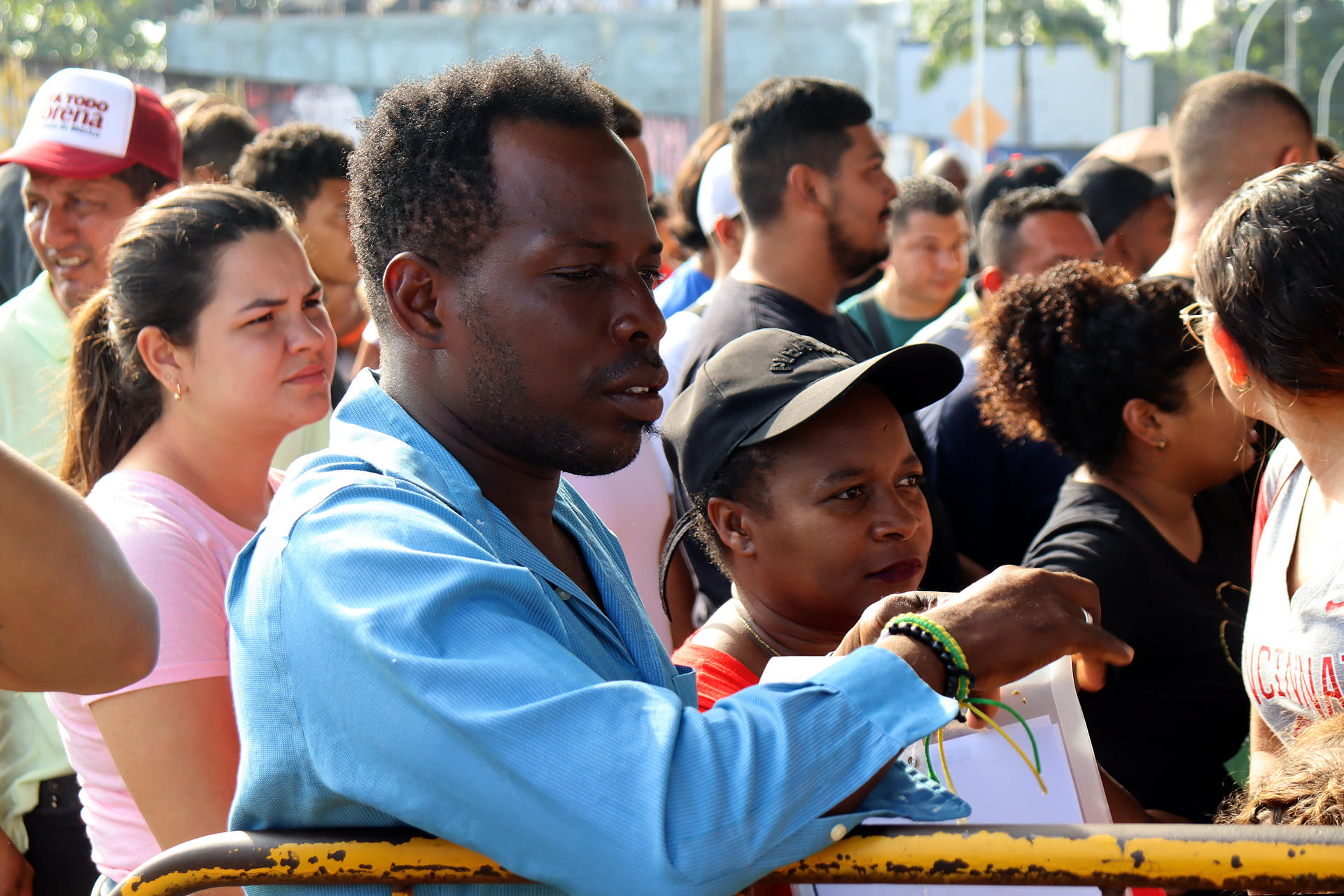 Migrantes hacen fila para tramitar sus papeles migratorios este jueves, en el municipio de Tapachula en Chiapas (México). EFE/Juan Manuel Blanco
