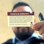 Fotografía cedida por la Coalición por los Derechos Humanos del Inmigrante en Los Ángeles (CHIRLA), donde aparece una persona mostrando una 'Tarjeta de Derechos' que el inmigrante entrega a la autoridad en caso de arresto. EFE/CHIRLA /SOLO USO EDITORIAL /NO VENTAS /SOLO DISPONIBLE PARA ILUSTRAR LA NOTICIA QUE ACOMPAÑA /CRÉDITO OBLIGATORIO