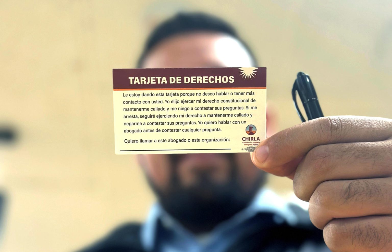 Fotografía cedida por la Coalición por los Derechos Humanos del Inmigrante en Los Ángeles (CHIRLA), donde aparece una persona mostrando una 'Tarjeta de Derechos' que el inmigrante entrega a la autoridad en caso de arresto. EFE/CHIRLA /SOLO USO EDITORIAL /NO VENTAS /SOLO DISPONIBLE PARA ILUSTRAR LA NOTICIA QUE ACOMPAÑA /CRÉDITO OBLIGATORIO