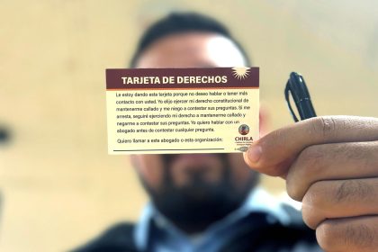 Fotografía cedida por la Coalición por los Derechos Humanos del Inmigrante en Los Ángeles (CHIRLA), donde aparece una persona mostrando una 'Tarjeta de Derechos' que el inmigrante entrega a la autoridad en caso de arresto. EFE/CHIRLA /SOLO USO EDITORIAL /NO VENTAS /SOLO DISPONIBLE PARA ILUSTRAR LA NOTICIA QUE ACOMPAÑA /CRÉDITO OBLIGATORIO