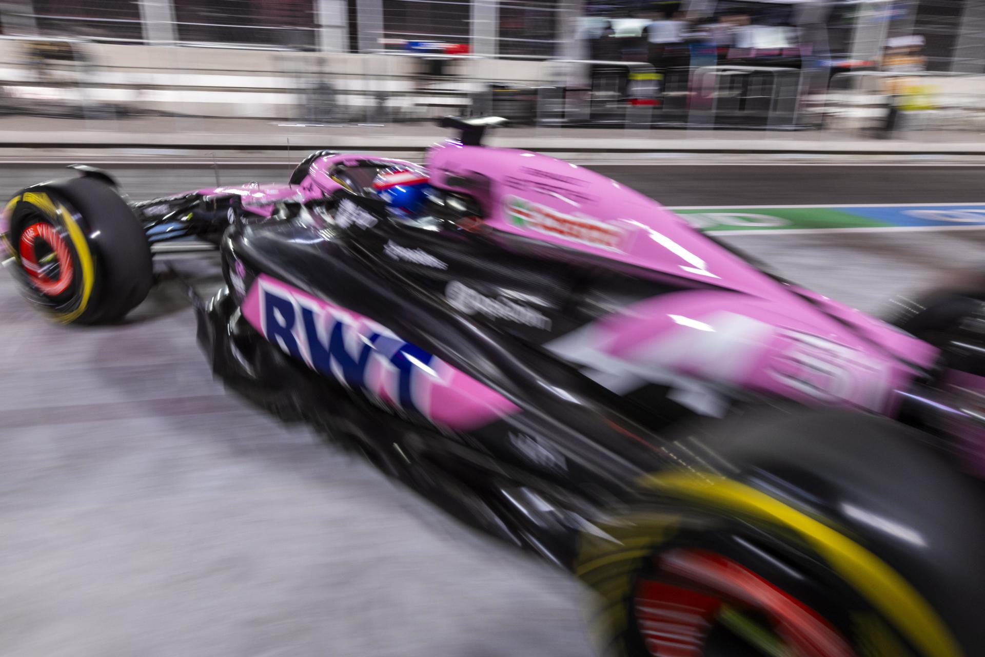 El piloto de Alpine Esteban Ocon comienza este jueves su trabajo en la primera sesión de entrenamientos libres para el GP de Fórmula Uno de Las Vegas. EFE/EPA/SHAWN THEW
