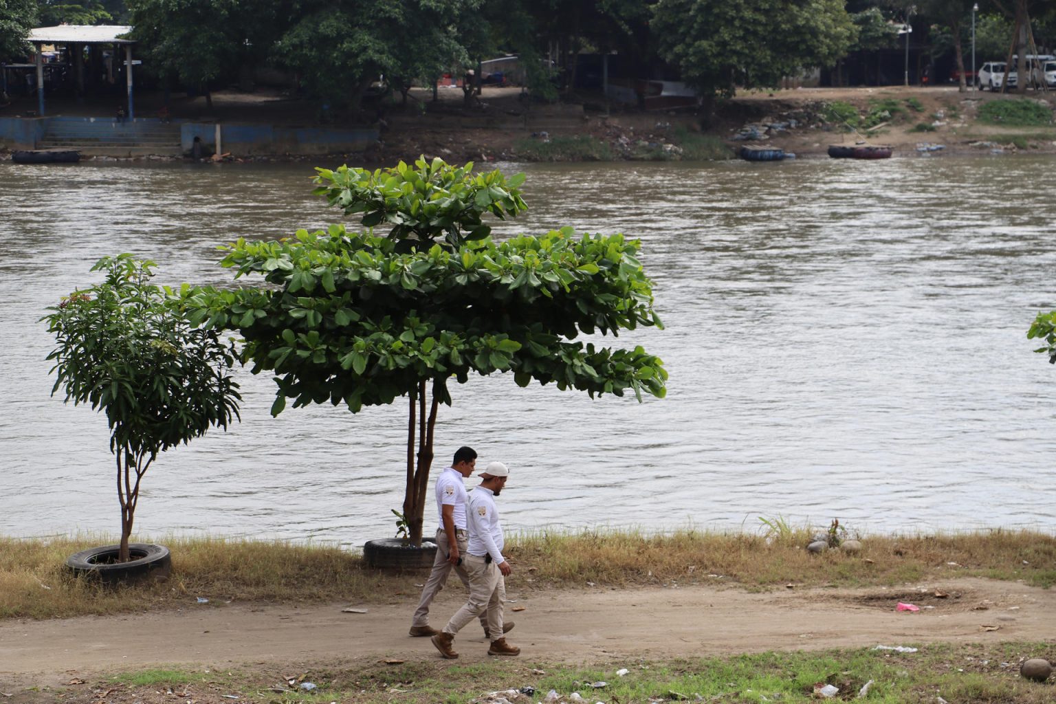 Fotografía de archivo de don personas que caminan junto al río Suchiateen en Suchiate (México). EFE/ Juan Manuel Blanco