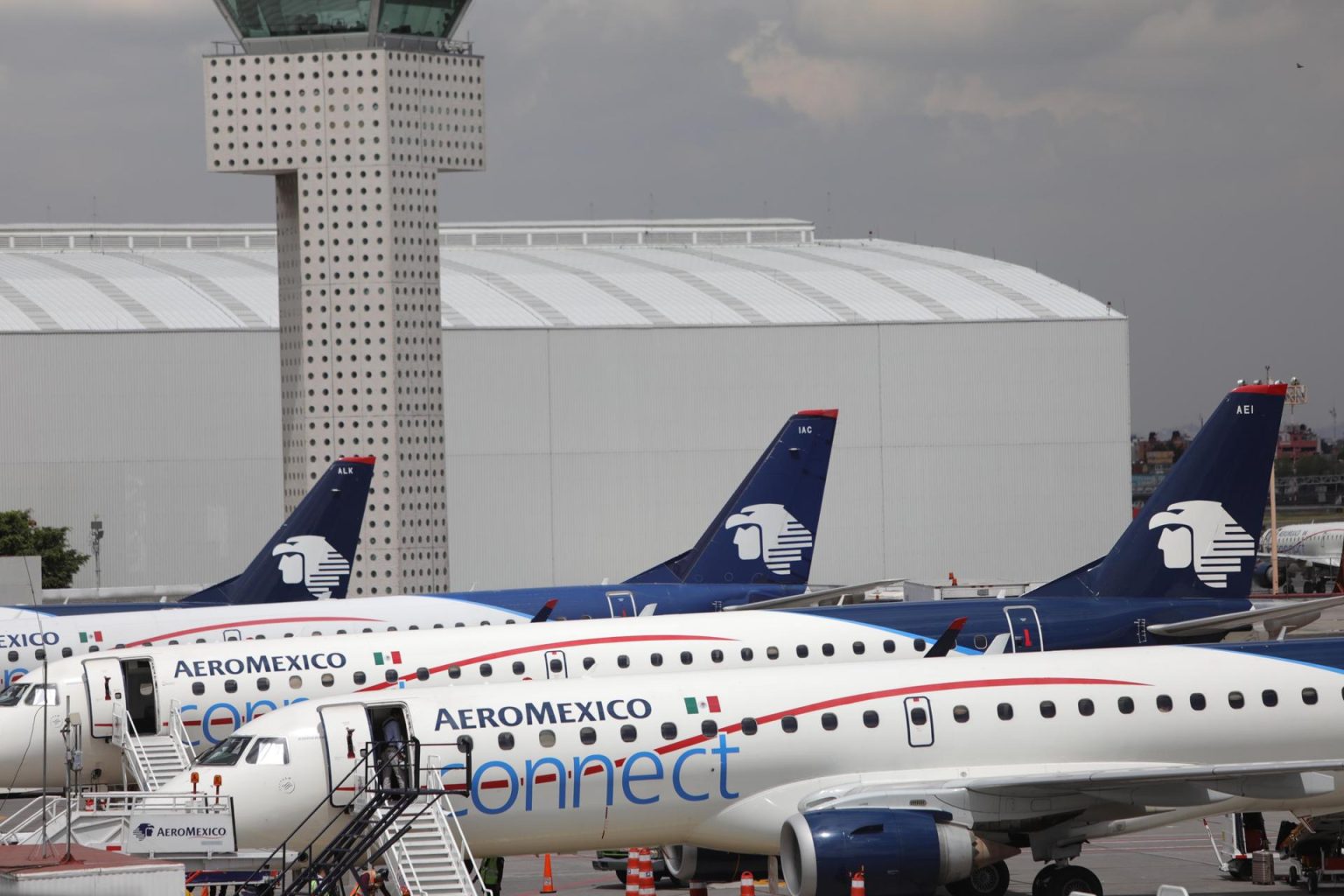 Fotografía de aviones de la empresa Aeromexico en Ciudad de México (México). Archivo. EFE/ Sáshenka Gutiérrez