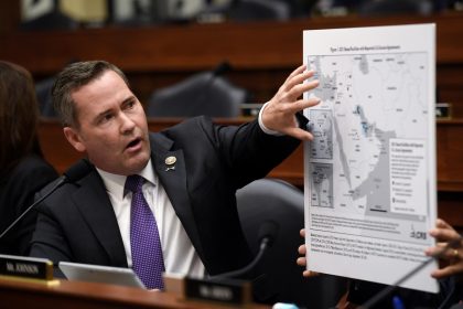 Fotografía de archivo del 29 de septiembre de 2021 del representante Michael Waltz durante una audiencia del Comité de Servicios Armados de la Cámara de Representantes en Washington (Estados Unidos). EFE/ Olivier Douliery / POOL