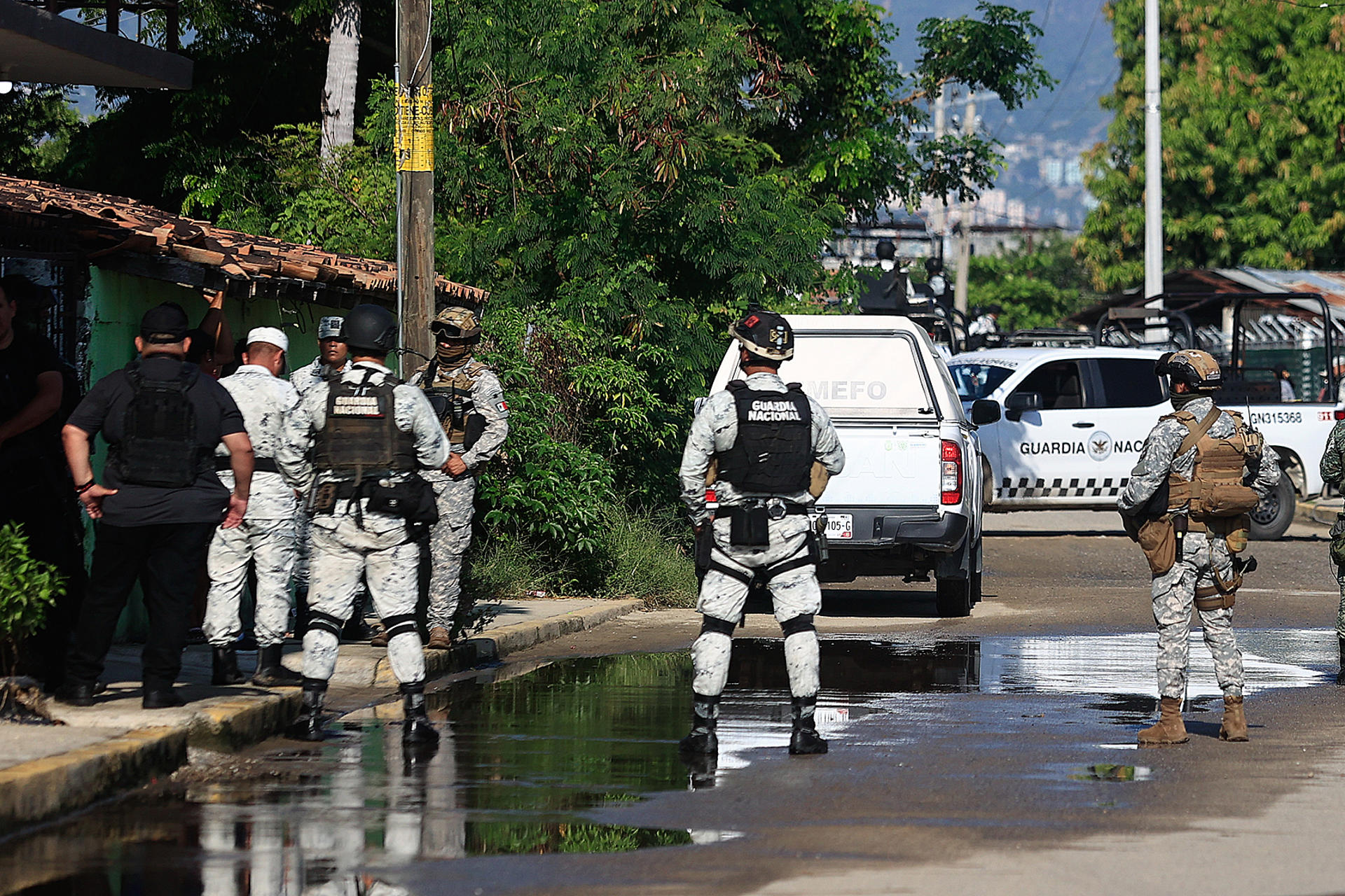 Personal de la Guardia Nacional (GN) resguarda la zona donde se cometió un múltiple asesinato este lunes, en Acapulco (México). EFE/ David Guzmán
