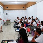 Fotografía de archivo que muestra estudiantes de secundaria durante una clase en el balneario de Acapulco, Guerrero (México). EFE/ David Guzmán/ARCHIVO