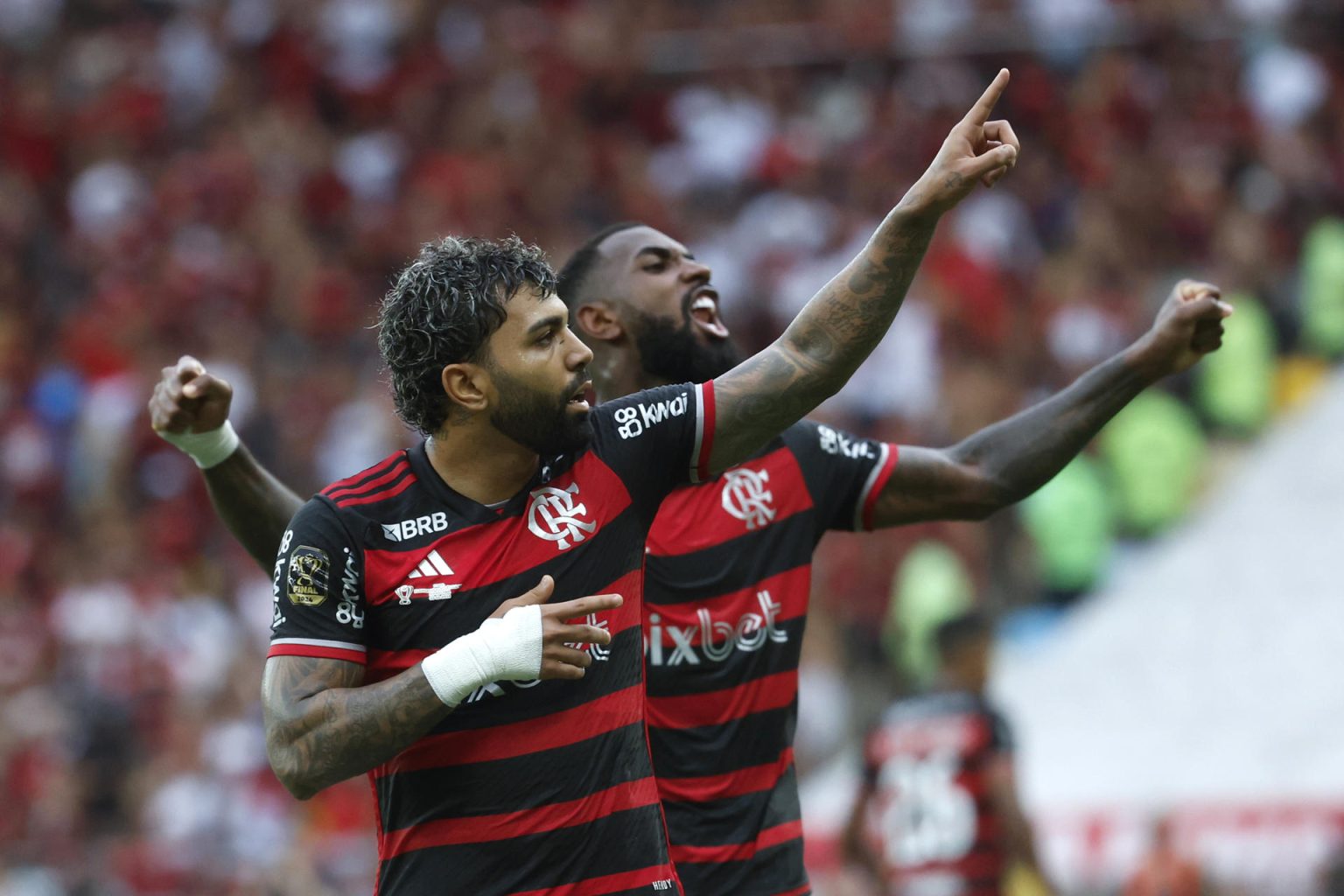 Gabriel Barbosa 'Gabigol' aportó este domingo en el estadio Maracaná un doblete a la goleada de Flamengo por 3-1 sobre Atlético Mineiro en el partido de ida de la Copa do Brasil. EFE/ Antonio Lacerda