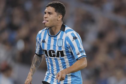 Foto de archivo del creativo colombiano Juan Fernando Quintero, una de las figuras más emblemáticas de Racing Club, que este sábado juega en Asunción la final de la Copa Sudamericana contra Cruzeiro. EFE/ Juan Ignacio Roncoroni