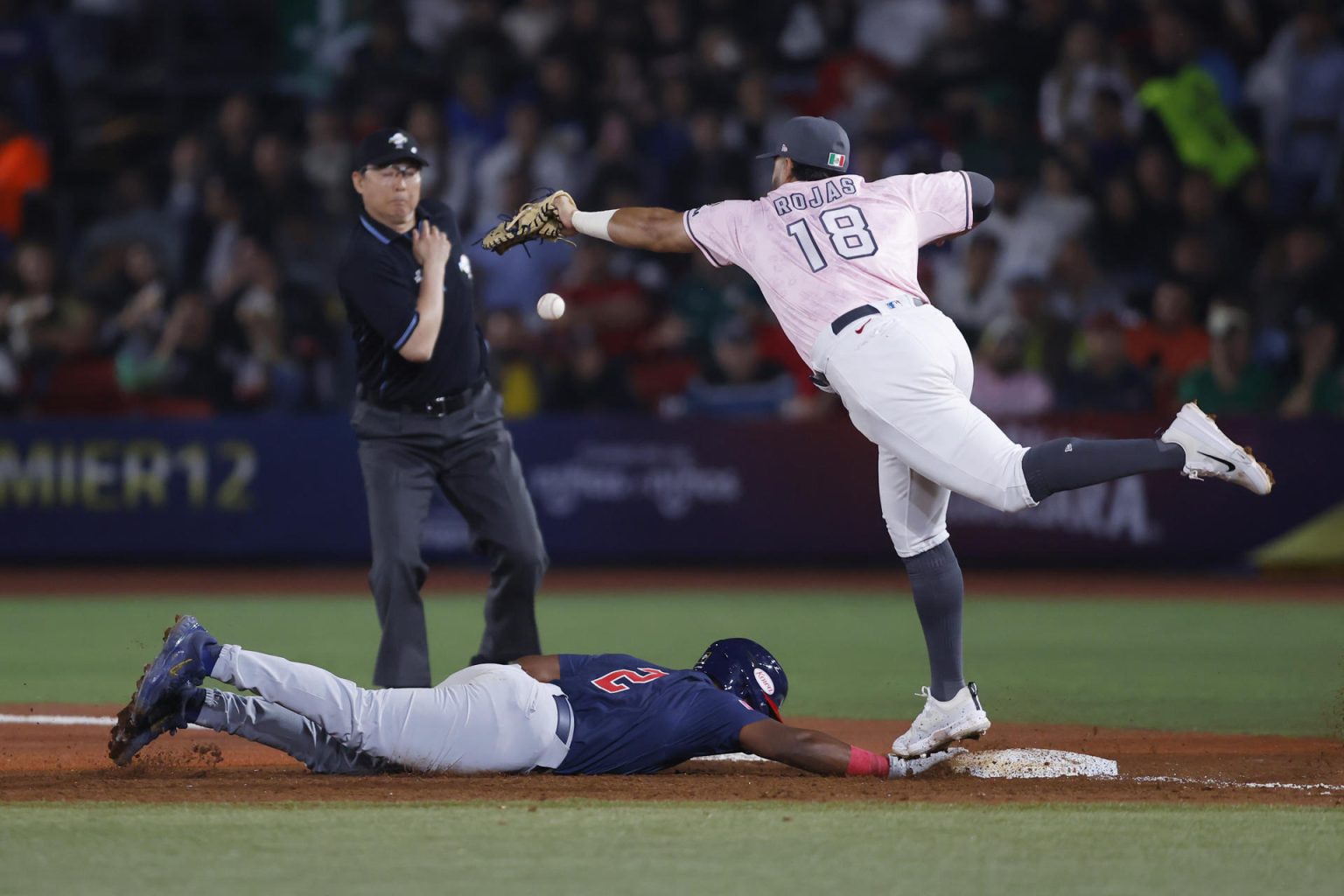 Johnson Termarr (i) de Estados Unidos y José Rojas de México participan en un juego del Premier 12 de la Confederación Mundial de Béisbol y Sóftbol (WBSC) en el estadio Panamericano de Béisbol, en Guadalajara (México). EFE/ Francisco Guasco