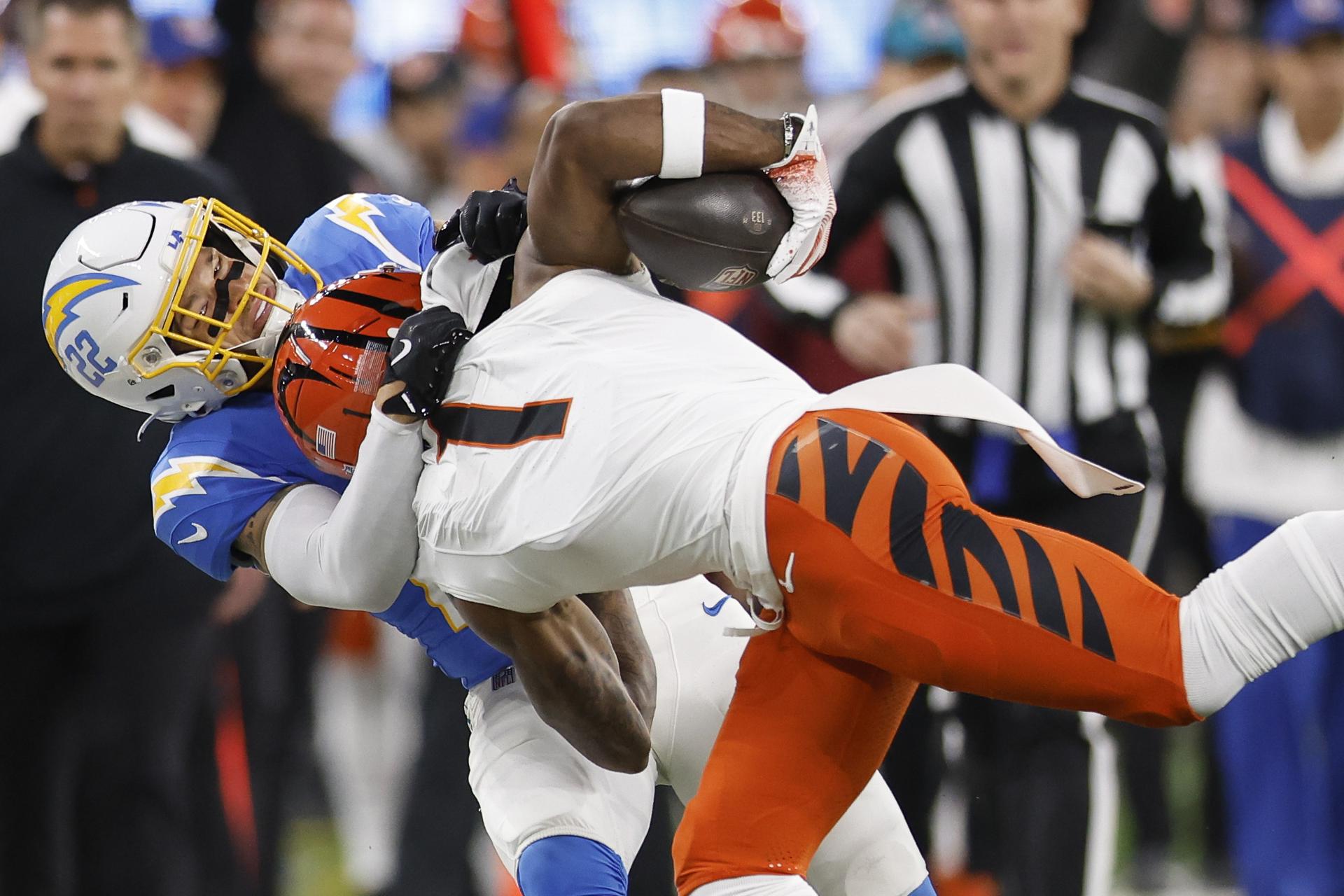 Ja'Marr Chase (d) es tacleado por Elijah Molden, de Los Angeles Chargers. EFE/EPA/CAROLINE BREHMAN
