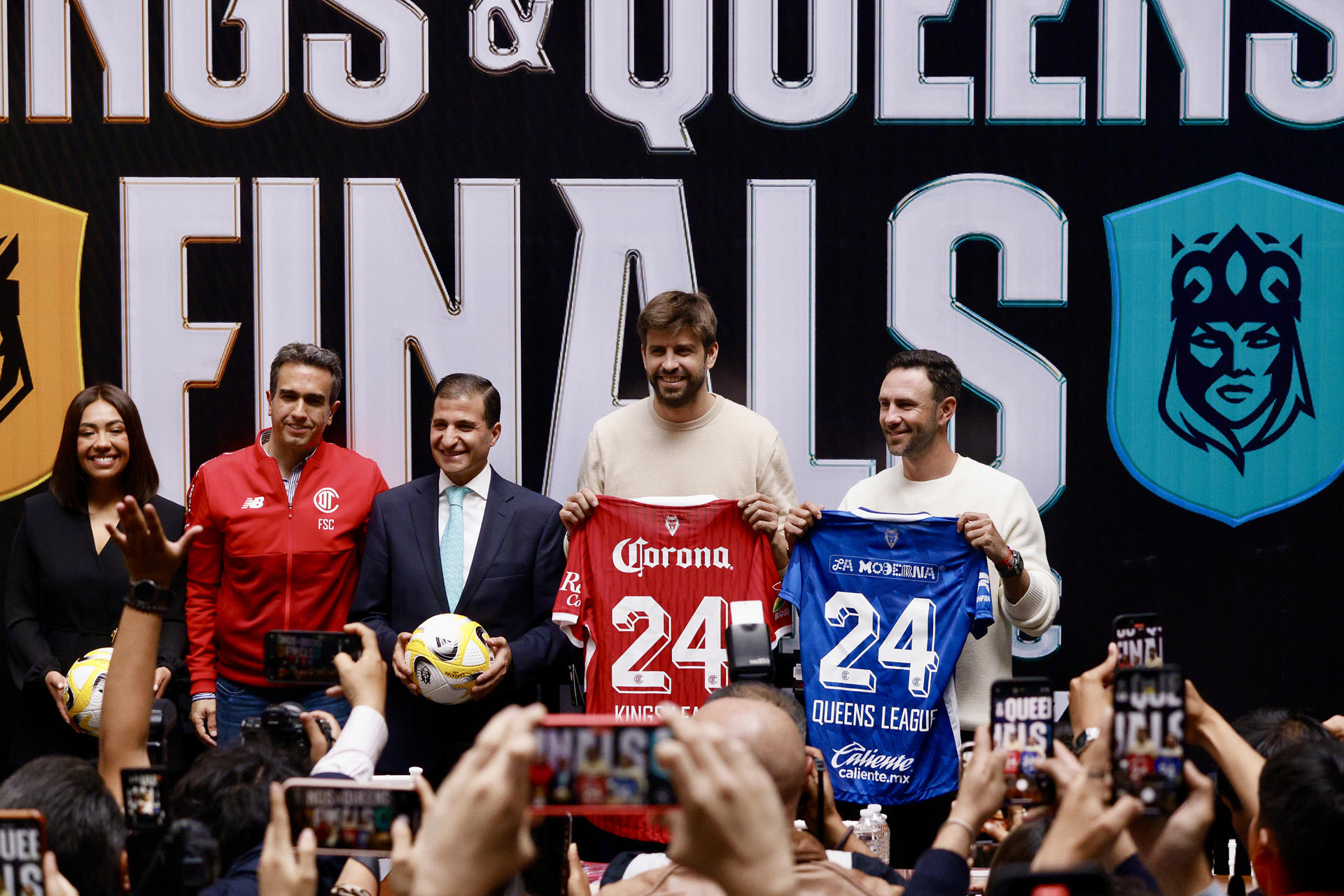 Desde la izquierda, el vicepresidente operativo del Toluca, Francisco Suinaga, el presidente municipal de Toluca, Juan Maccise Naime, el presidente de la Kings Leage, Gerard Piqué, y el presidente de la Liga Kings League Américas, Miguel Layún, posan durante una conferencia de prensa este miércoles, en el patio del Palacio Municipal en la ciudad de Toluca (México). EFE/ Felipe Gutiérrez
