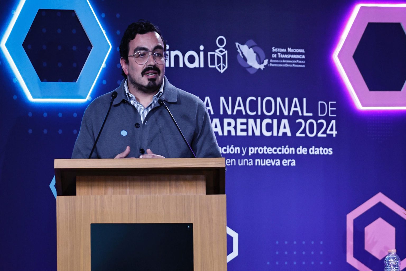 El director regional de Artículo 19, Leopoldo Maldonado habla durante la inauguración de la semana de la transparencia este lunes en Ciudad de México (México). EFE/Sáshenka Gutiérrez