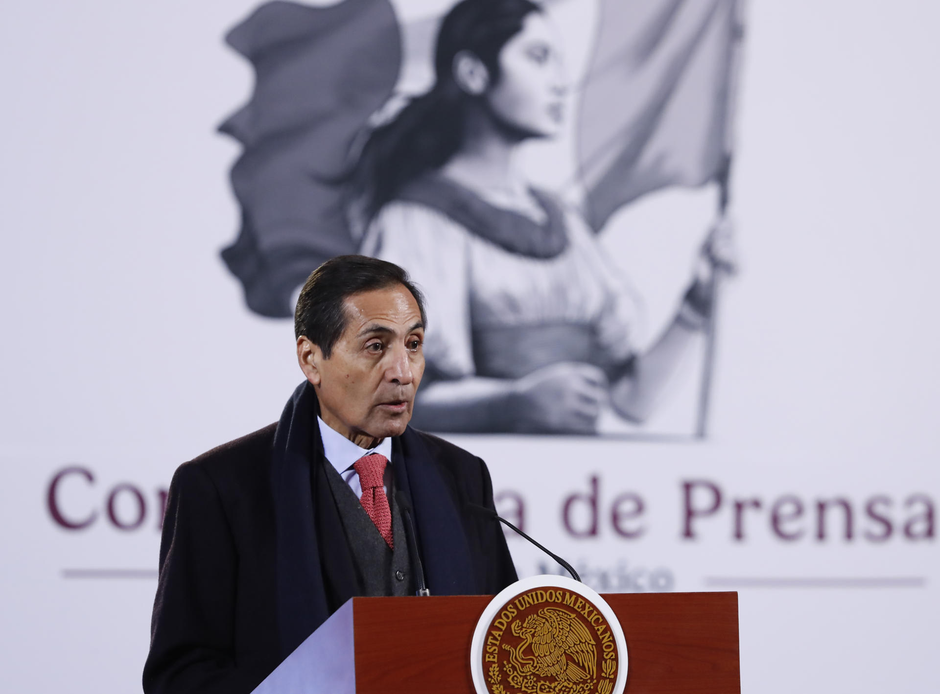 El secretario de Hacienda de México, Rogelio Ramírez de la O, habla durante la rueda de prensa de la presidenta de México, Claudia Sheinbaum, este viernes en Palacio Nacional en Ciudad de México (México). EFE/ Mario Guzmán
