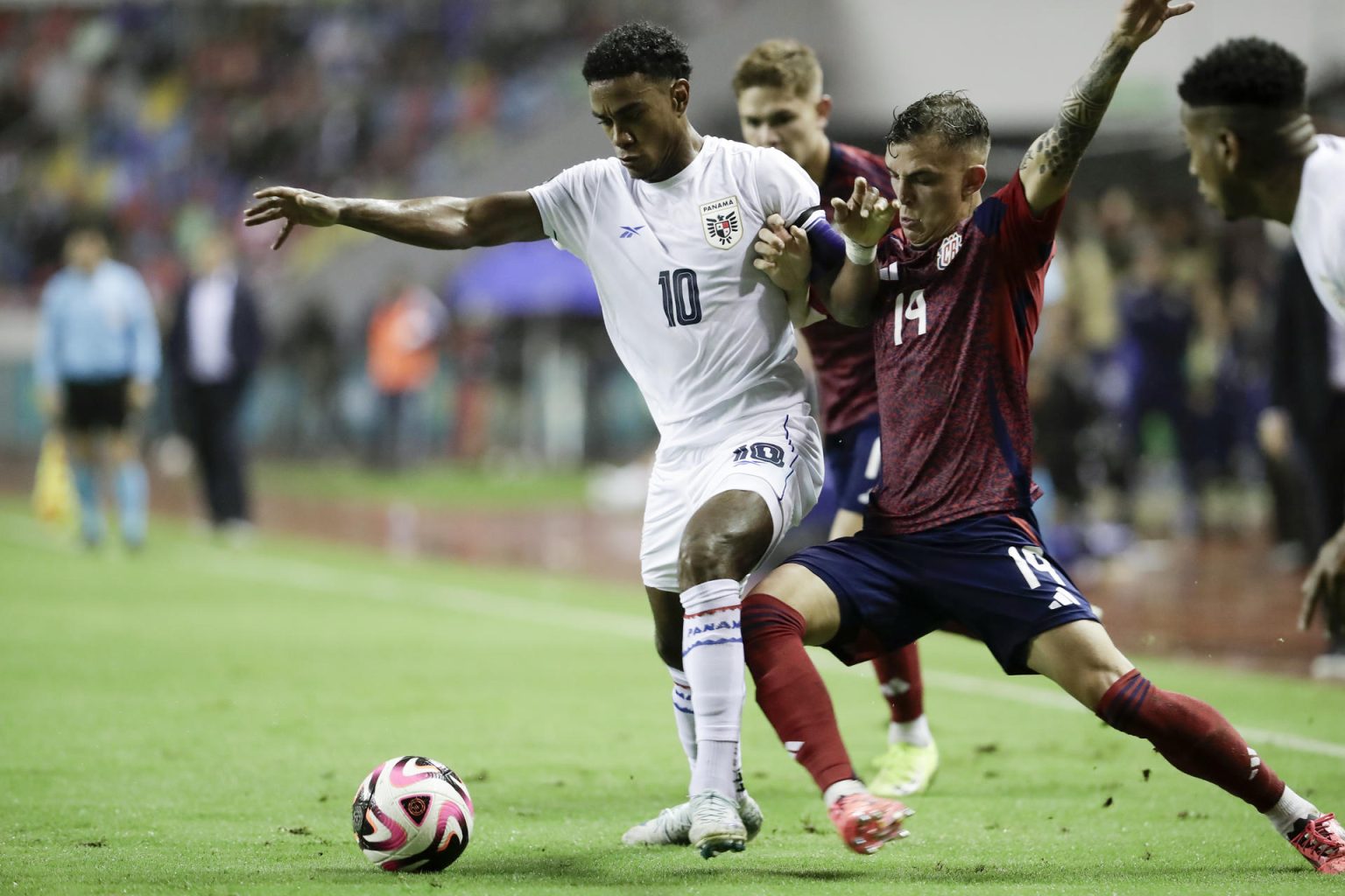 Kenneth Vargas (d) de Costa Rica disputa un balón con Édgar Bárcenas de Panamá este jueves, en un partido de la Copa Centroamericana. EFE/ Jeffrey Arguedas