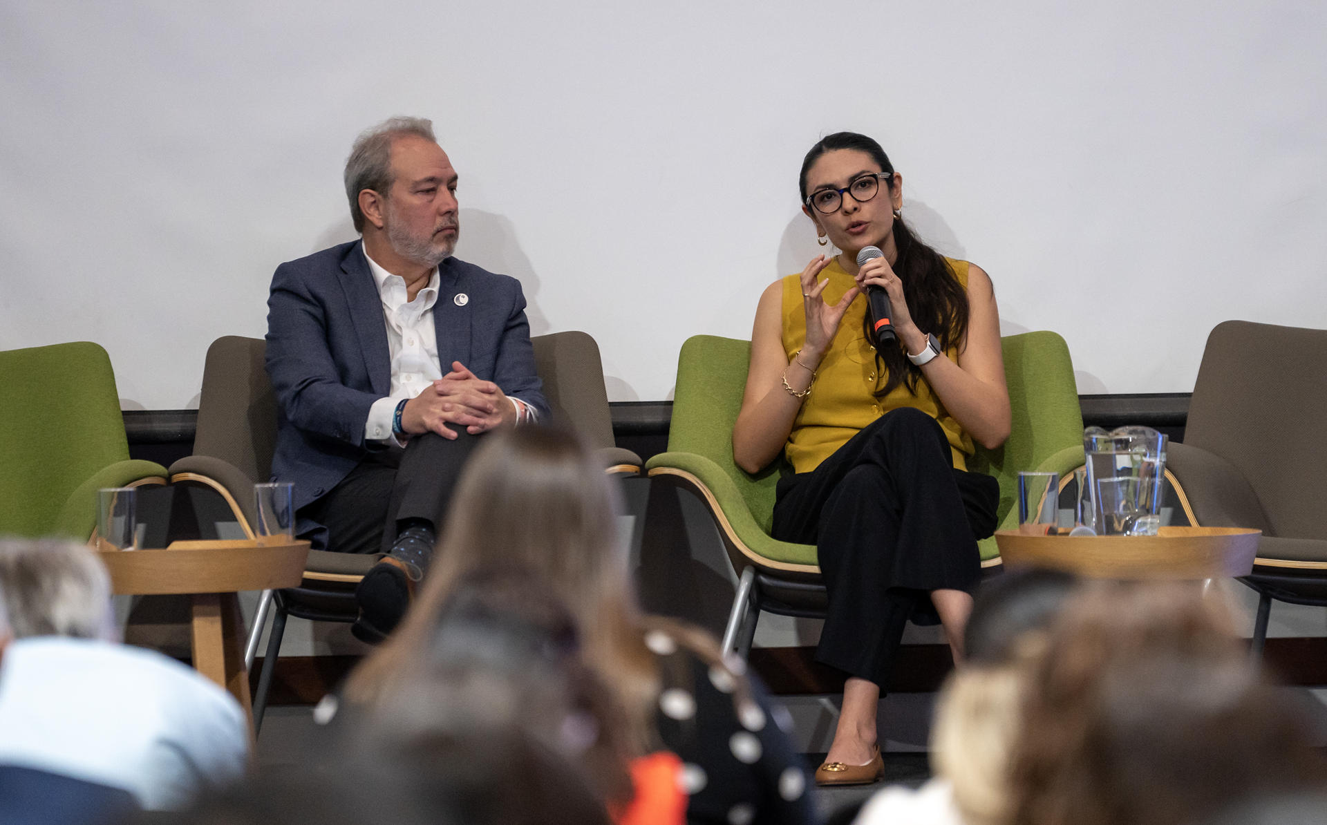 La directora de Incidencia Política y Temas Globales de Save The Children México, Nancy Ramírez, habla junto a Manuel Pérez, director del Centro Primera Infancia, durante el Foro Internacional de Primera Infancia, este jueves en Monterrey (México). EFE/ Miguel Sierra
