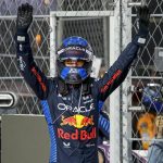 El piloto neerlandés Max Verstappen festeja la consecución del tetracampeonato después de terminar el Gran Premio de Fórmula Uno de Las Vegas. EFE/EPA/SHAWN THEW