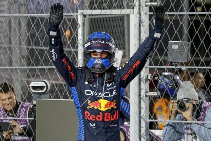 El piloto neerlandés Max Verstappen festeja la consecución del tetracampeonato después de terminar el Gran Premio de Fórmula Uno de Las Vegas. EFE/EPA/SHAWN THEW