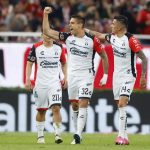 El serbio Uros Durdevic (c) celebra levanta el brazo derecho durante la celebración de su gol durante el partido del Torneo Apertura mexicano que este jueves ganó su Atlas a domicilio por 1-2 a Guadalajara.. EFE/ Francisco Guasco