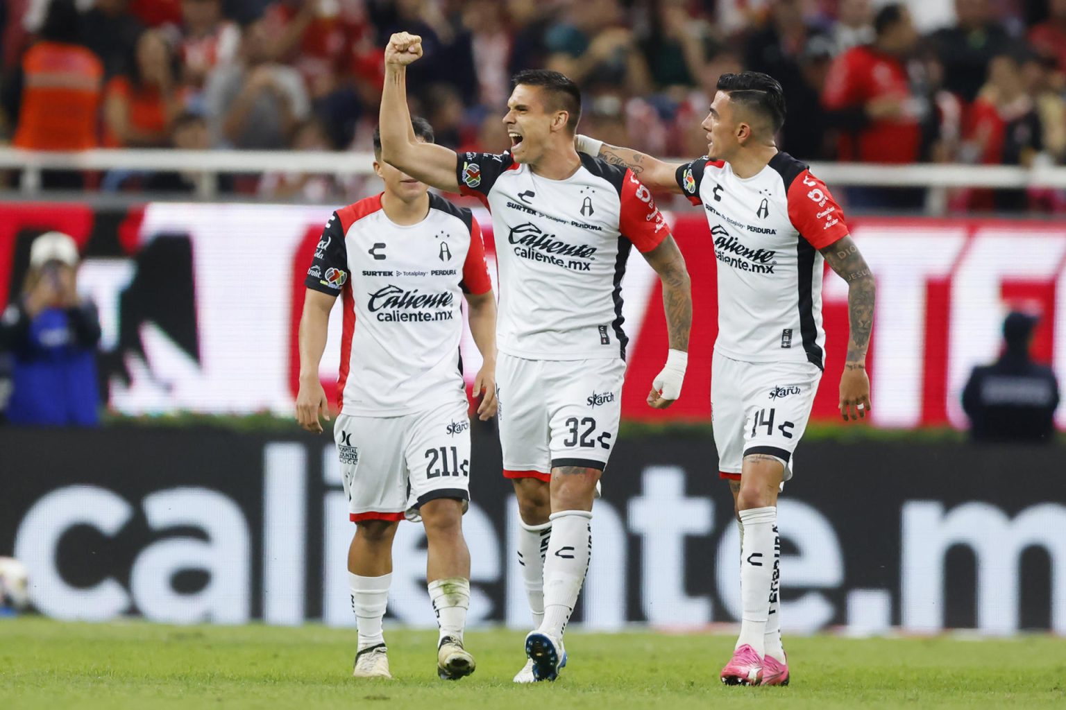 El serbio Uros Durdevic (c) celebra levanta el brazo derecho durante la celebración de su gol durante el partido del Torneo Apertura mexicano que este jueves ganó su Atlas a domicilio por 1-2 a Guadalajara.. EFE/ Francisco Guasco