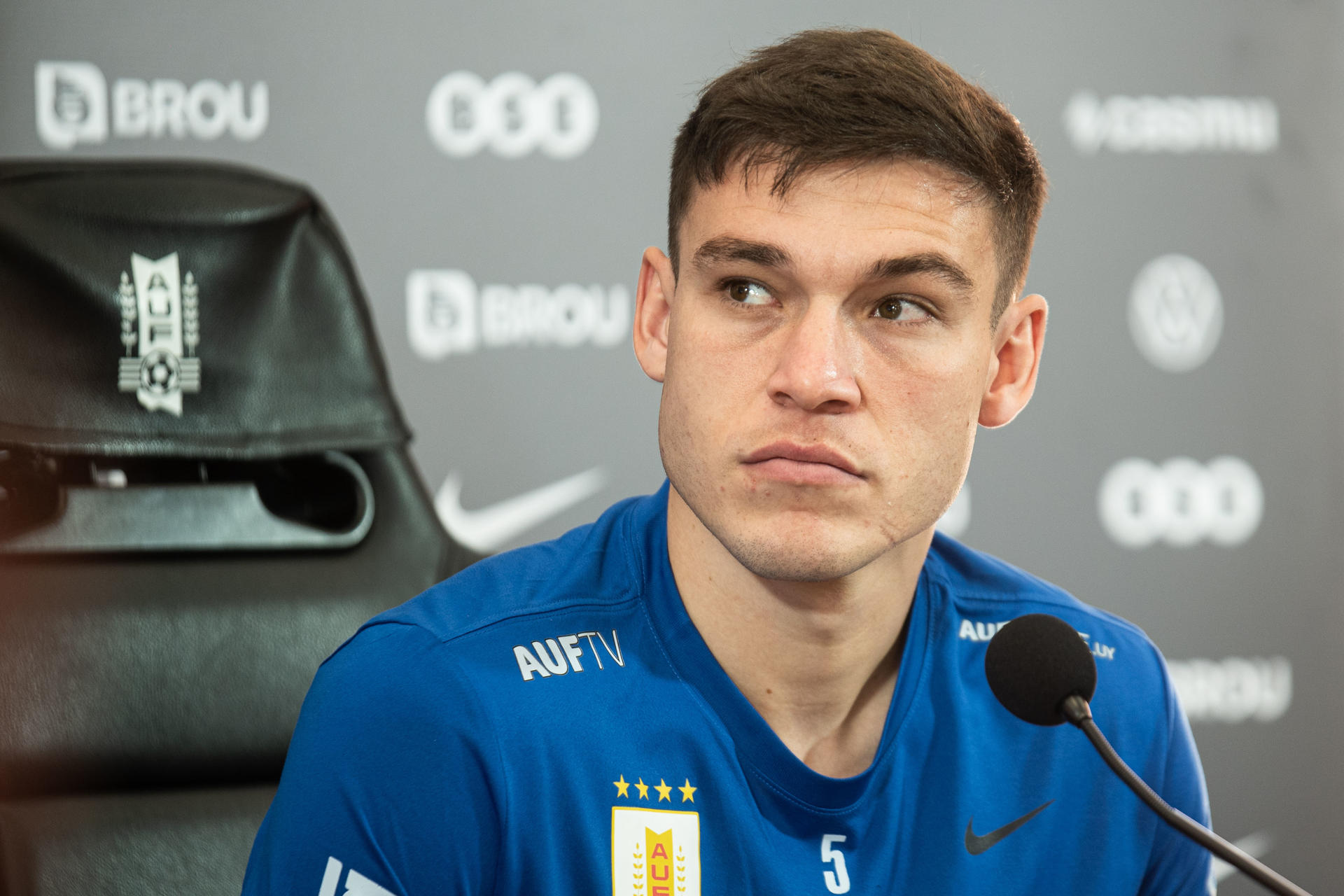 Manuel Ugarte dialoga este miércoles con periodistas sobre el partido que jugará este jueves la selección de Uruguay contra la de Colombia en el estadio Centenario de Montevideo. EFE/ Sofía Torres
