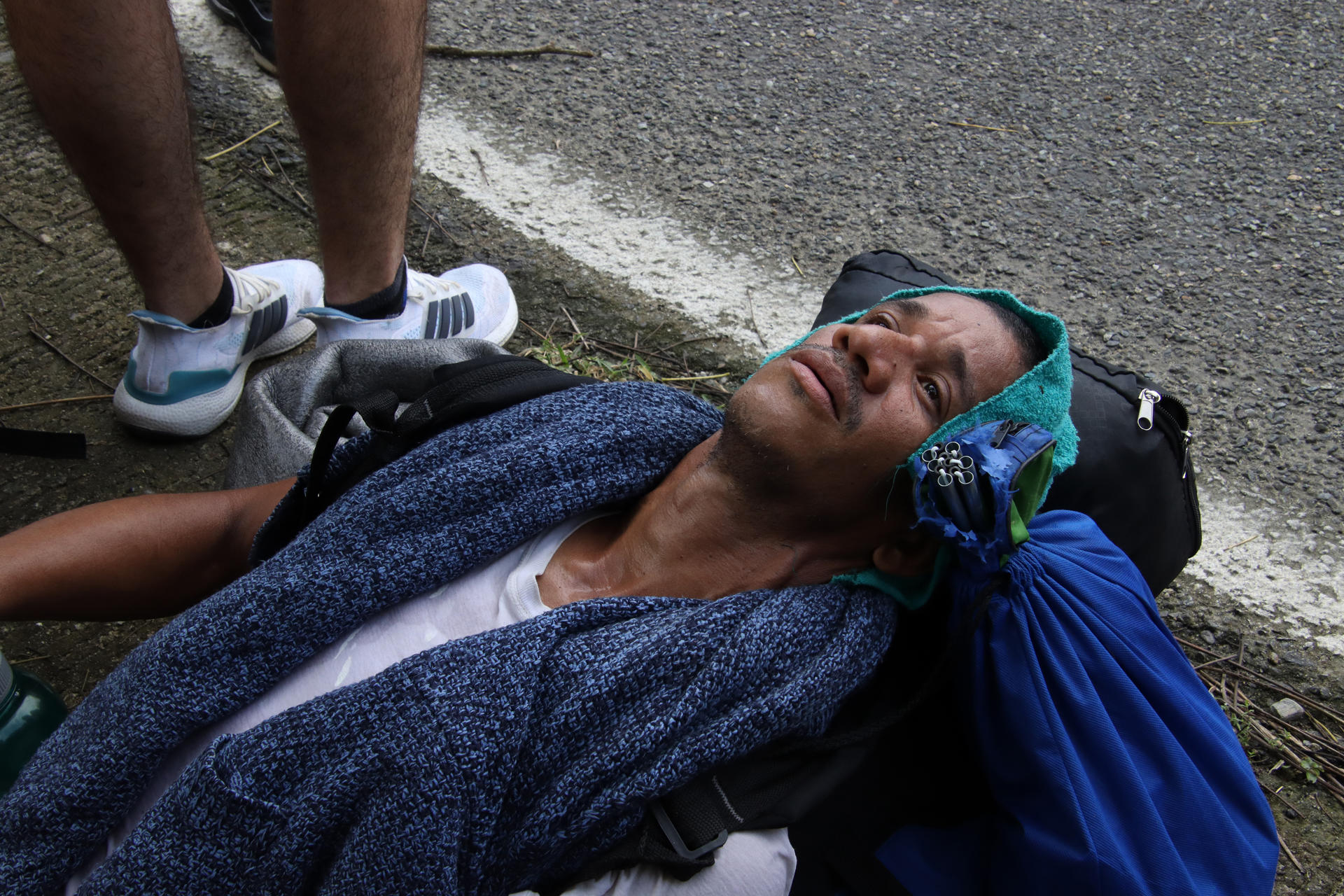 Un migrante que camina en caravana este sábado rumbo a Estados Unidos, toma un descanso en el municipio de Tapachula en Chiapas (México). EFE/Juan Manuel Blanco
