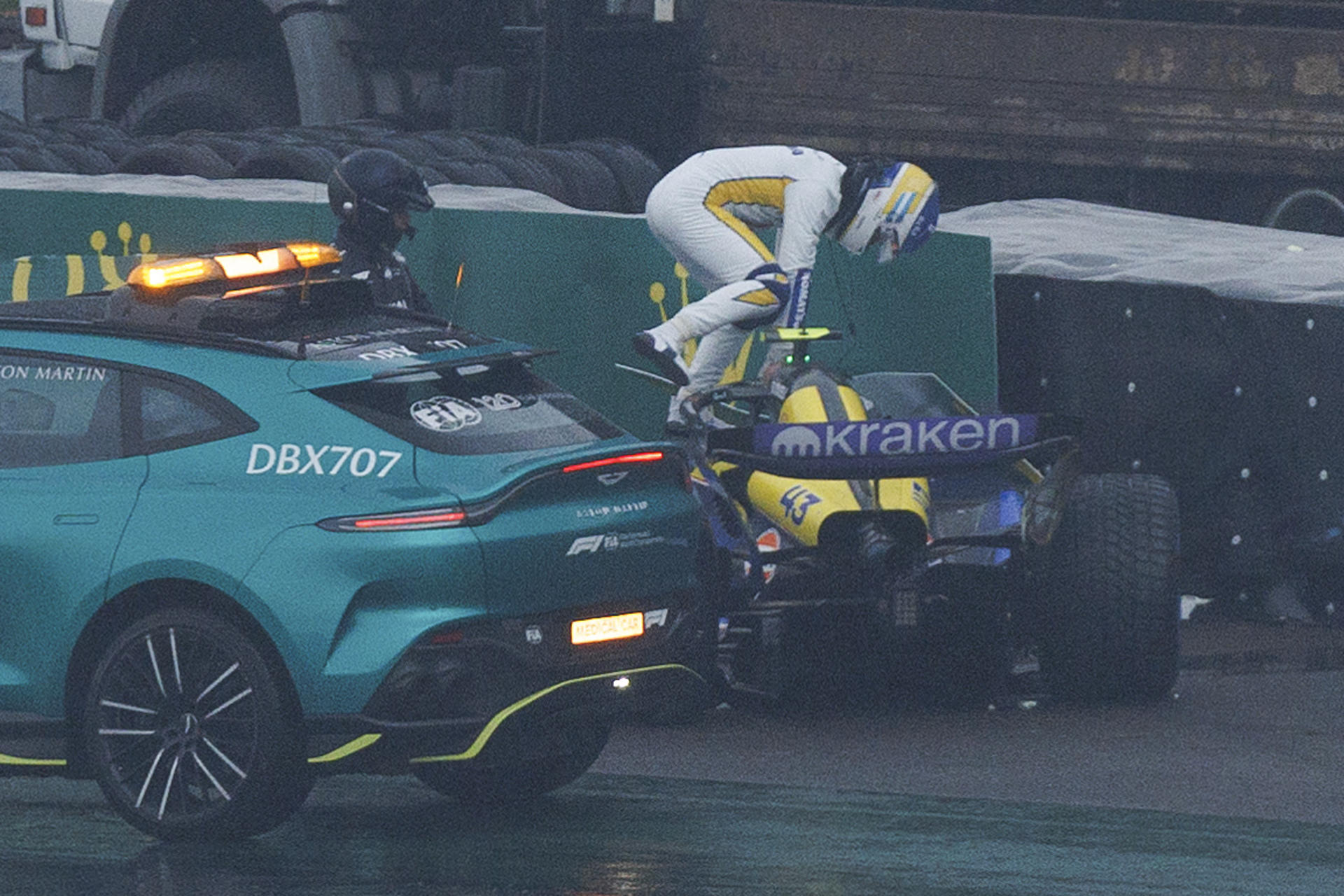 El argentino Franco Colapinto abandona su Williams tras chocar durante un accidentado Gran Premio de Sao Paulo en el circuito de Interlagos. EFE/ Isaac Fontana
