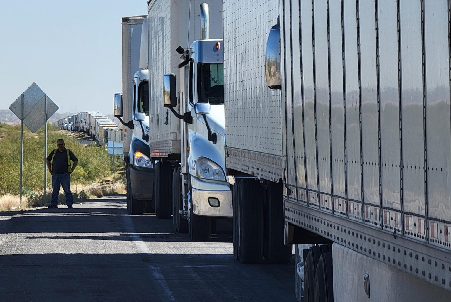 Tractocamiones hacen fila por el cruce de Santa Teresa (Nuevo México), en Ciudad Juárez, estado de Chihuahua (México). Archivo. EFE/Luis Torres