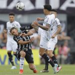 Fausto Vera de Mineiro disputa un balón con Gregore de Magalhães de Botafogo en la final de la Copa Libertadores. EFE/ Juan Ignacio Roncoroni