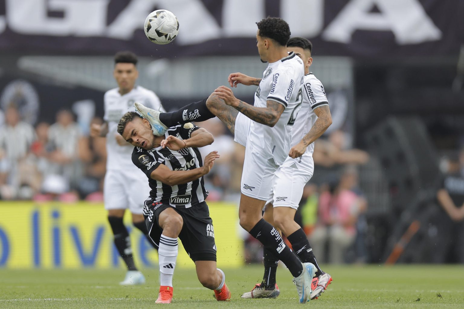 Fausto Vera de Mineiro disputa un balón con Gregore de Magalhães de Botafogo en la final de la Copa Libertadores. EFE/ Juan Ignacio Roncoroni