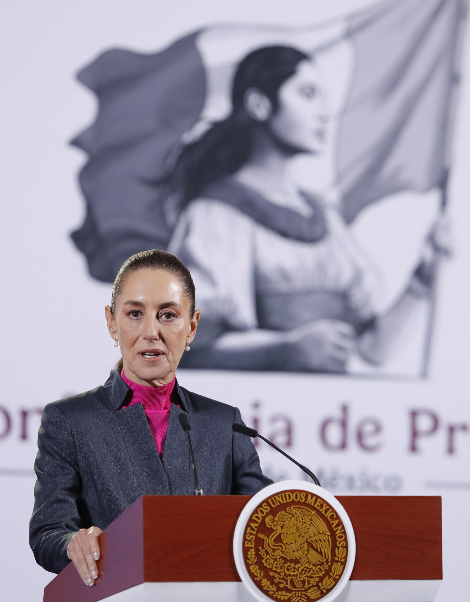 La presidenta de México, Claudia Sheinbaum, habla durante una rueda de prensa en Palacio Nacional este viernes, en Ciudad de México (México). EFE/ Mario Guzmán
