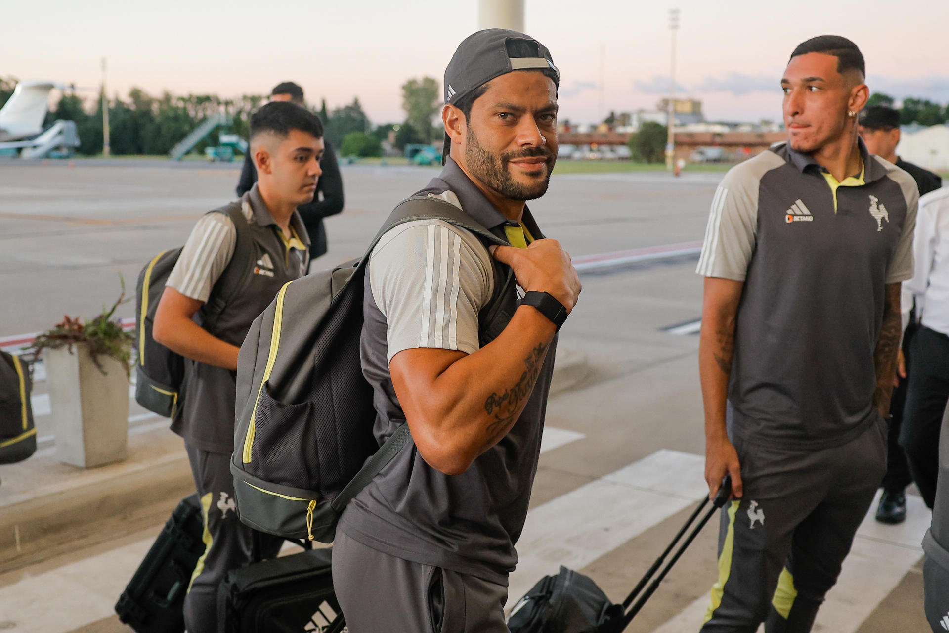 Hulk (c) de Atlético Mineiro camina a su llegada al aeropuerto internacional de Ezeiza a 35 km de Buenos Aires (Argentina). EFE/ Juan Ignacio Roncoroni
