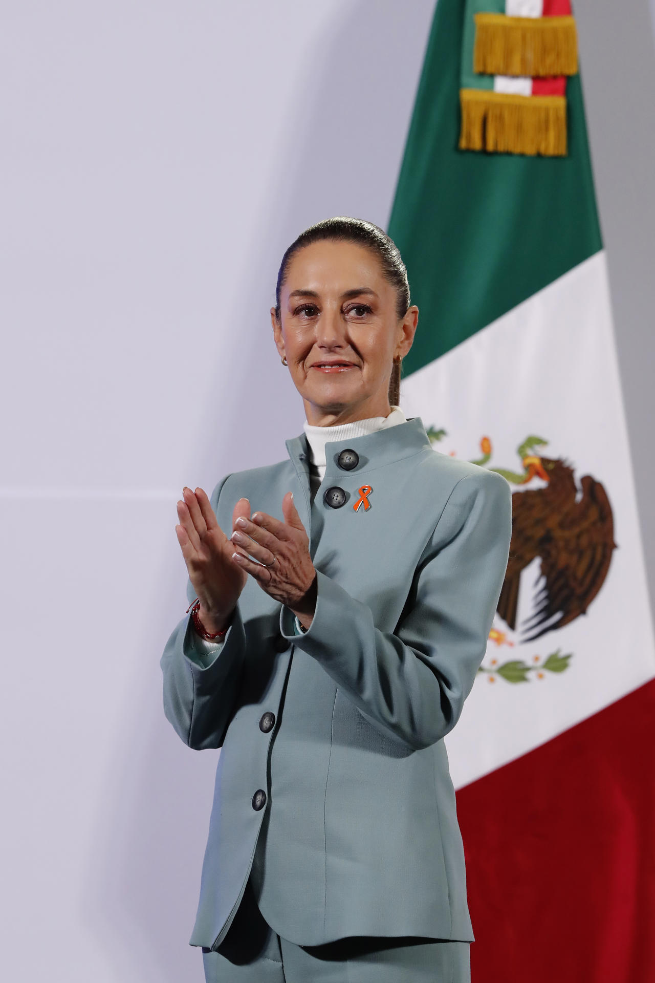 La presidenta de México, Claudia Sheinbaum, participa durante su rueda de prensa matutina este lunes, en Palacio Nacional en Ciudad de México (México). EFE/ Mario Guzmán
