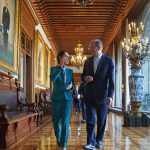 Fotografía cedida este miércoles por la presidencia de México, de la mandataria de México Claudia Sheinbaum (i), acompañada del presidente de BlackRock, y Adebayo Ogunlesi, Larry Fink (d), al termino de una reunión privada en Palacio Nacional de la Ciudad de México (México). EFE/Presidencia de México/SOLO USO EDITORIAL/SOLO DISPONIBLE PARA ILUSTRAR LA NOTICIA QUE ACOMPAÑA(CRÉDITO OBLIGATORIO)