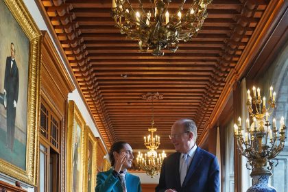 Fotografía cedida este miércoles por la presidencia de México, de la mandataria de México Claudia Sheinbaum (i), acompañada del presidente de BlackRock, y Adebayo Ogunlesi, Larry Fink (d), al termino de una reunión privada en Palacio Nacional de la Ciudad de México (México). EFE/Presidencia de México/SOLO USO EDITORIAL/SOLO DISPONIBLE PARA ILUSTRAR LA NOTICIA QUE ACOMPAÑA(CRÉDITO OBLIGATORIO)